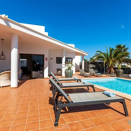 Remarkable 3-bed In Playa Blanca Villa