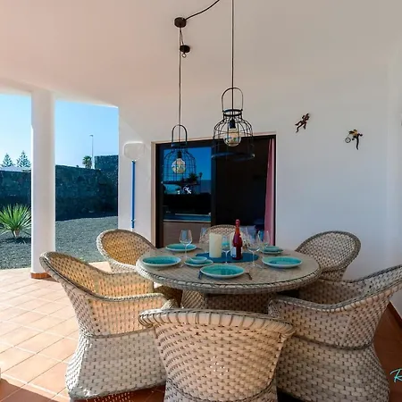 Remarkable 3-bed In Playa Blanca Villa