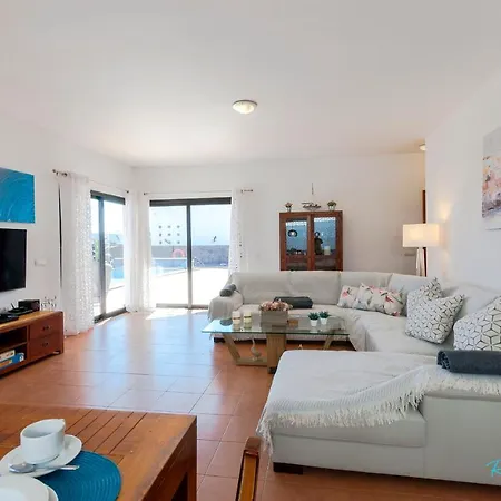 Remarkable 3-bed In Playa Blanca Villa