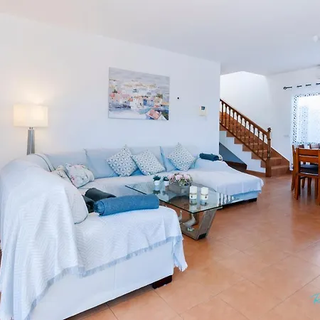 Remarkable 3-bed In Playa Blanca Villa *