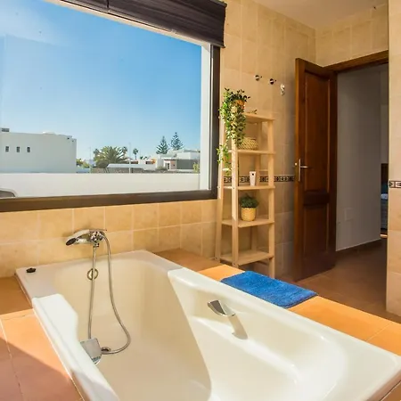 Remarkable 3-bed In Playa Blanca Villa