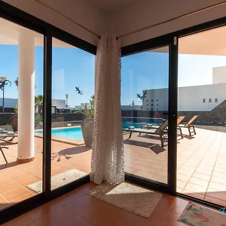 Remarkable 3-bed In Playa Blanca Playa Blanca (Lanzarote)