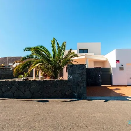 Remarkable 3-bed In Playa Blanca Villa